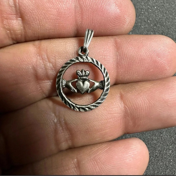 Sterling Silver 925 Claddagh Celtic Round Pendant Charm - Picture 1 of 3